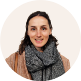 Portrait de Clarisse DELMAS, éleveuse de brebis laitière pour le Roquefort AOP et administratrice à l'APLBR.